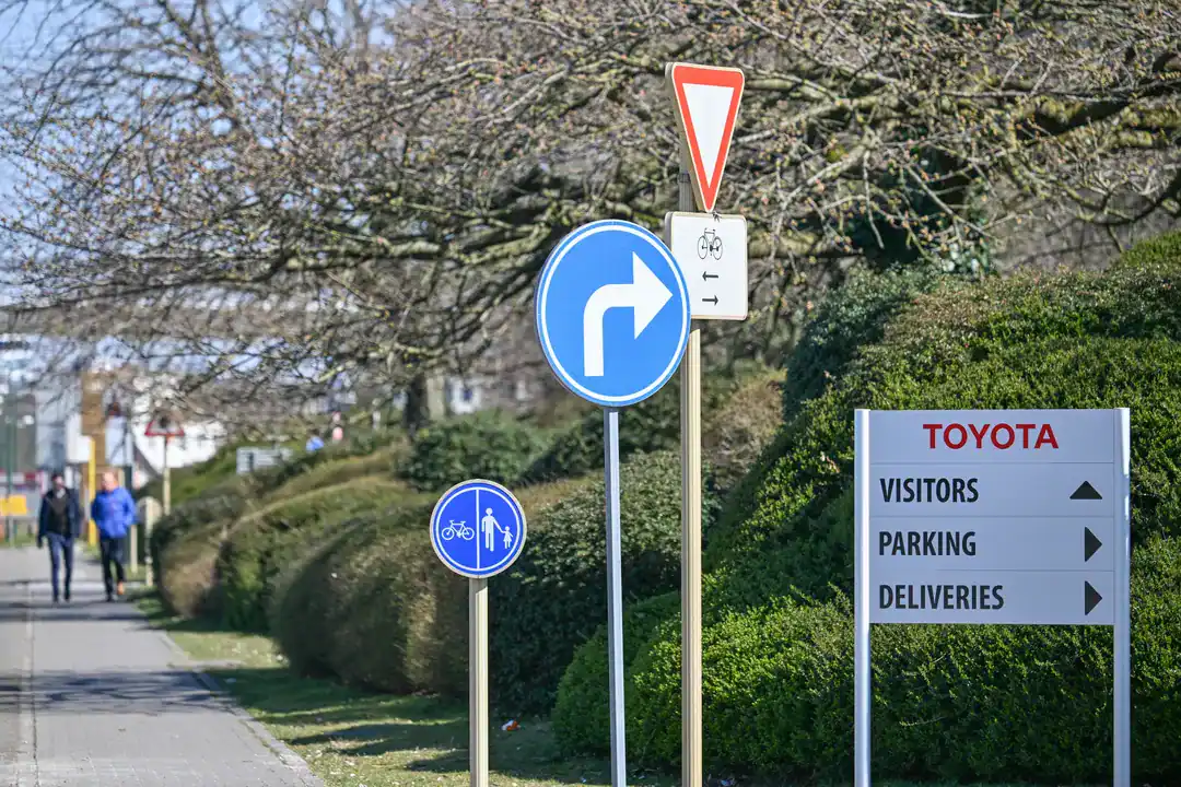 wayfinding post and panel sign